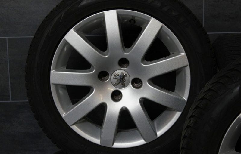 Jantes en aluminium d’origine Peugeot 207, 16 pouces, avec pneus d’hiver Goodyear, dimensions 195/55 R16 87H. 