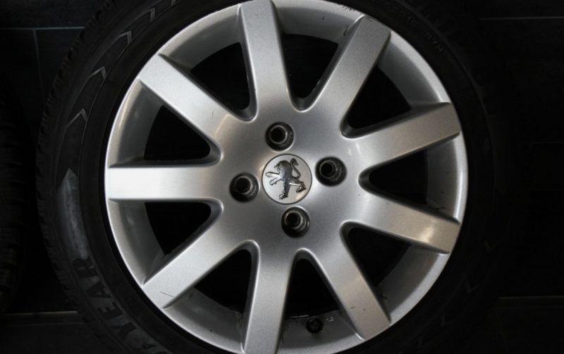 Jantes en aluminium d’origine Peugeot 207, 16 pouces, avec pneus d’hiver Goodyear, dimensions 195/55 R16 87H. 