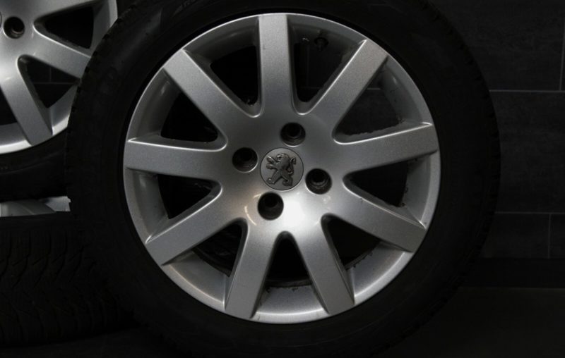 Jantes en aluminium d’origine Peugeot 207, 16 pouces, avec pneus d’hiver Goodyear, dimensions 195/55 R16 87H. 