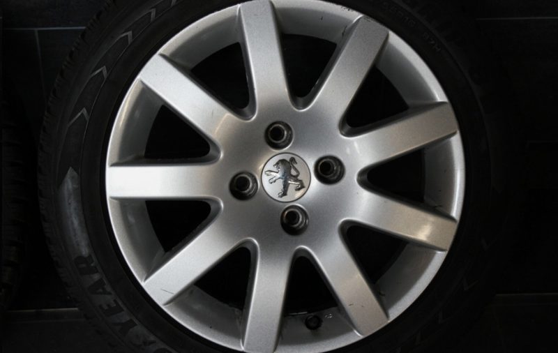 Jantes en aluminium d’origine Peugeot 207, 16 pouces, avec pneus d’hiver Goodyear, dimensions 195/55 R16 87H. 