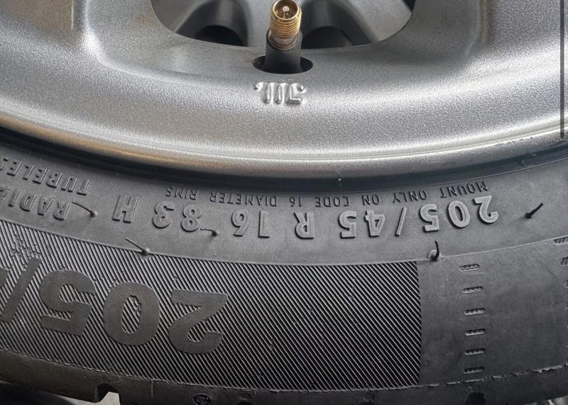 Jantes en aluminium d’origine Peugeot 206 CC, 16 pouces, avec pneus d’été. 
