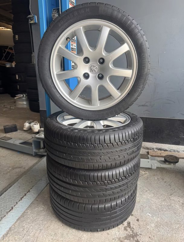 Jantes en aluminium d’origine Peugeot 206 CC, 16 pouces, avec pneus d’été. 